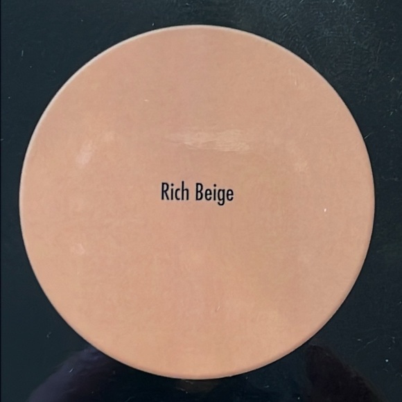 L'Bri Perfect Finish Dual Action Compact Powder Foundation - Rich Beige (63-RIB) - Picture 3 of 4